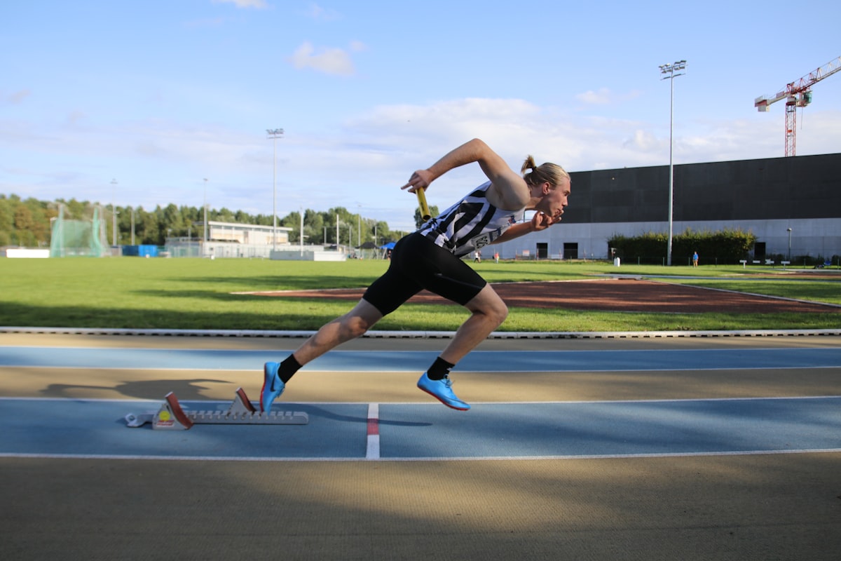 Sprinter driving out of the start with clean mechanics